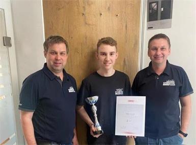 Foto v. l.: Tischlermeister Andreas Schweitzer, Tobias Deutsch, Tischlermeister Stefan Schweitzer.
