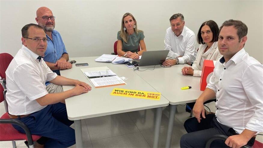 Foto v. l.: Wirtschaftskammerpräsident Andreas Wirth, Landschaftspfleger und betroffener Unternehmer Dietmar Neubauer, die Leiterin des WKB-Service-Centers Carola Fuchs, Wirtschaftskammerdirektor Harald Schermann sowie die WK-Experten Natascha Kummer und Thomas Ehrenreiter. 