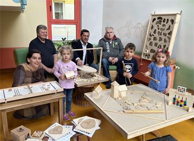 Foto v.l..: Gabi Leonhardt, Franz Lang, Franz Fabian und Peter Heilimann mit Kids aus dem Kindergarten in Güssing.