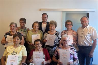 Foto v.l.: Hedwig Skaper, Helga Gilly, Martha Planer, Ernestine Muik, Frieda Jelesits, LAbg. Fabio Halb, Frieda Neubauer, Theresia Jaindl, Helga Weinbacher und Bürgermeister Edi Zach.