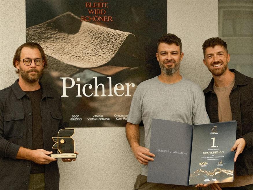 Fotograf Thomas Gobauer, Nikolai Pichler vom Neudörfler Unternehmen „Raumausstattung Pichler“ und der Neudörfler Mick Gapp (Art Director bei Oya Collective) freuen sich über den Goldenen Hahn, mit dem der neue Markenauftritt belohnt wurde. „Pichler ist ein Betrieb, der Möbeln ein zweites Leben gibt. Wir wollten diese Haltung in eine Marke übersetzen, die die Arbeit, die Materialien und die Spuren des Lebens wertschätzt“, so Mick Gapp zum Konzept. 