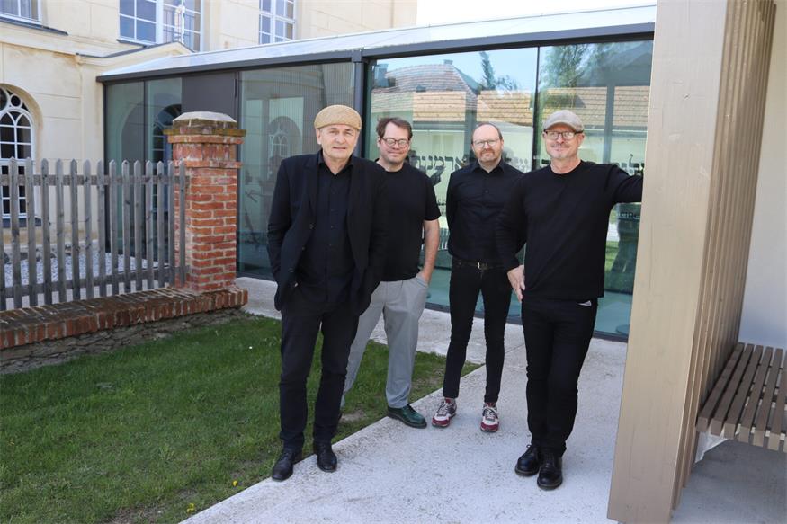 Franz Froschauer, Ralf Thenner, Harald Fink und Max Prenner vor dem Auftritt in der ehemaligen Synagoge. 