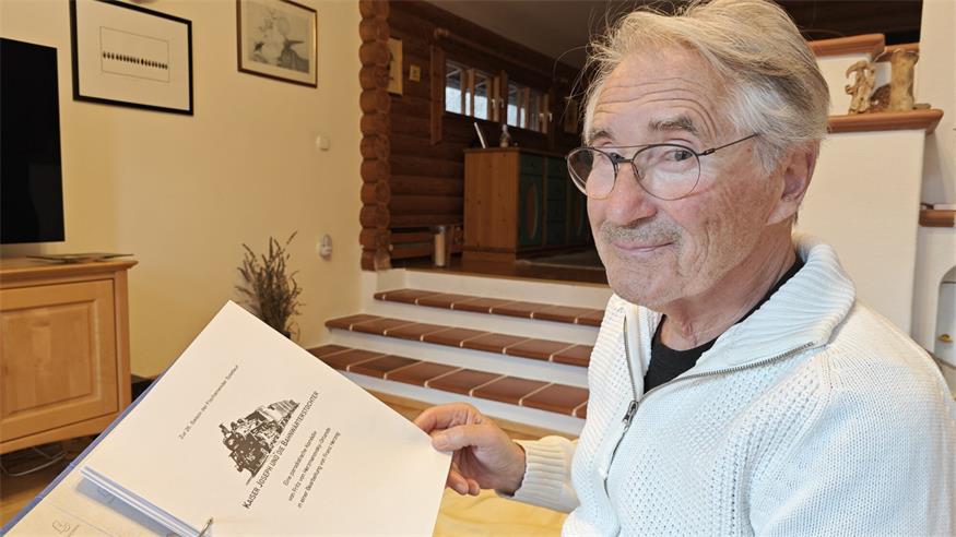 Franz Herzogs Leidenschaft war das Theater, war er doch selbst Profi-Schauspieler und fast 30 Jahre bei den Fischamender Spielleuten an Bord - hier im Bild mit der vom ihm bearbeiteten Fassung des Vorjahresstücks "Kaiser Joseph und die Bahnwärterstochter".