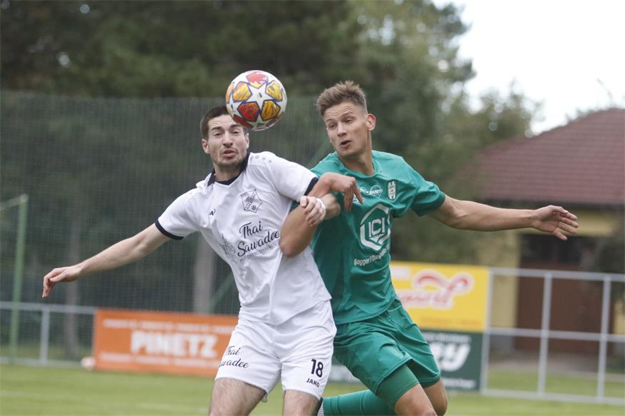 Franz Jagschitz (rechts im Zweikampf mit dem Halbturn-Abgänger Fabian Ziniel) war Stammspieler in Klingenbach, will aber fußballerisch kürzer treten