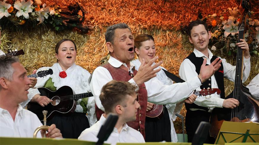 Franz Posch moderiert seit 1988 die TV-Sendung "Mei liabste Weis". Mit viel Liebe zur Volksmusik und der Fähigkeit, diese weiterzugeben, hat er sich eine treue Fangemeinschaft aufgebaut.