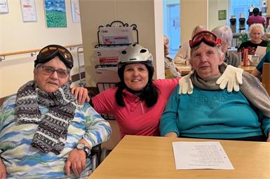 Frau Kallinger, Pflegerin Michaela Scheifler und Frau Brünner waren im Hüttenfieber.
