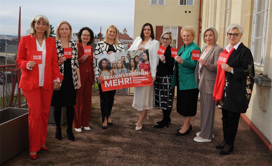 "Frauen verdienen mehr". Die SPÖ-Frauen präsentierten ihren Slogan am Balkon des Landehauses.