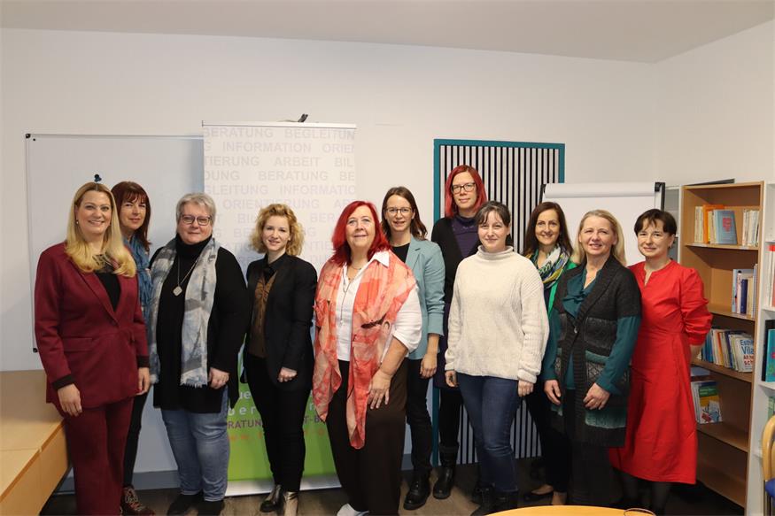 Frauenministerin Eva-Maria Holzleitner und Frauenlandesrätin Daniela Winkler mit dem Team der Oberpullendorfer Frauenberatungsstelle. 