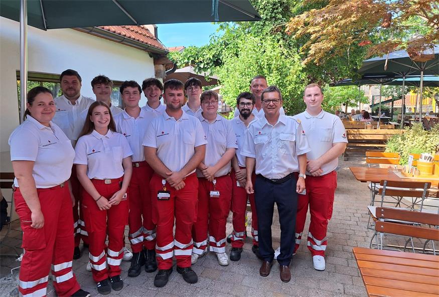 Freiwilligenkoordinatorin Natalie Herold, Bezirksstellenleiterstellvertreter Julian Heissenberger , FSJ-Mitarbeiterin Katharina Sommer, die Zivildiener Samuel Karner, Elias Tröscher, Justin Grubits, Marvin Hotwagner, Pascal Kollarich, Marc-Andre Steinwenker und Dominic Paulischka, Dienstführender Franz Lang, Bezirksstellenleiter Rudolf Haider und Zivildiener Gerald Schöberl (v.l.) verbrachten gemeinsam eine gute Zeit im "Habe d'ere".