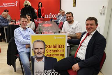 Freude über das Ergebnis. Bürgermeister Thomas Stoiber (r.) analysierte im SPÖ-Bezirksbüro die Zahlen mit Gemeindevorstand Alexander Horvath und Manuel Stoiber. 