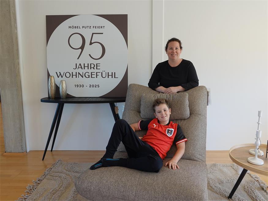 Freuen sich auf viele Besucher bei der aktuellen Herbst-Hausmesse in Steinberg-Dörfl: Möbel Putz-Geschäftsführerin Stefanie Giefing-Putz und Sohn Matthias.