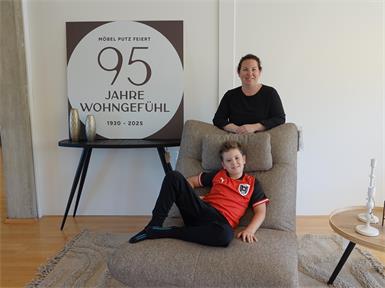 Freuen sich auf viele Besucher bei der aktuellen Herbst-Hausmesse in Steinberg-Dörfl: Möbel Putz-Geschäftsführerin Stefanie Giefing-Putz und Sohn Matthias.