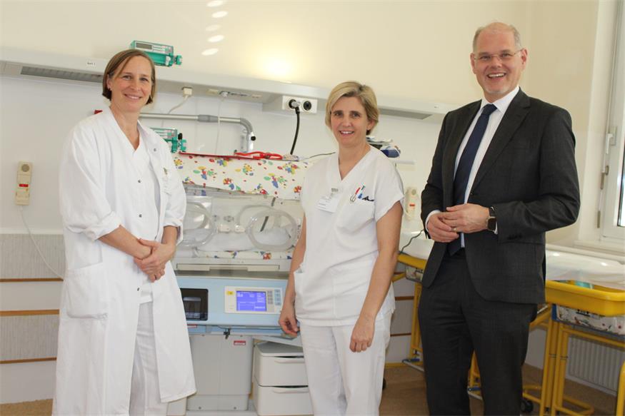 Freuen sich schon auf die Eröffnung der neuen Geburtenstation im Frühjahr. Primaria Eva Pavelka, die seit 2. Jänner die Gynäkologie und Geburtshilfe in der Klinik Oberpullendorf leitet, Stationsleitung Eva Sommer und Gesundheit Burgenland-Geschäftsführer Franz Öller. Foto: Grabner