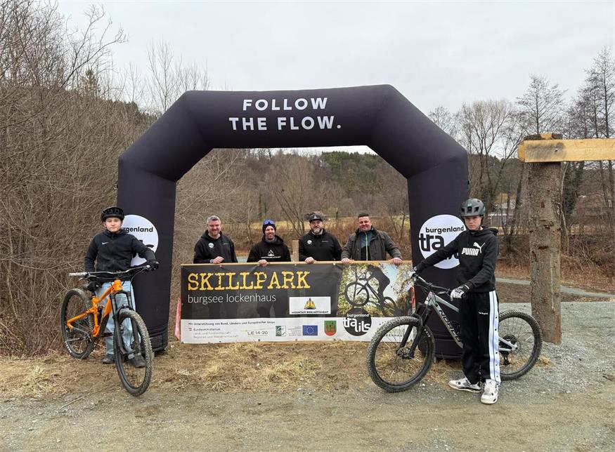 Freuen sich schon auf die Eröffnung im März. Oliver Weber, Trailbauer Daniel Tulla, Peter Heiling und Bürgermeister Michael Kefeder sowie die jugendlichen Biker. 