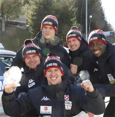 Freuen sich über die Silbermedaille: Pilot Jakob Mandlbauer (vorne) mit Adam Wiener, Dominik Hanschitz, Jonas Unterkircher und Daiyehan Nichols-Bardi (hinten v.l.). 