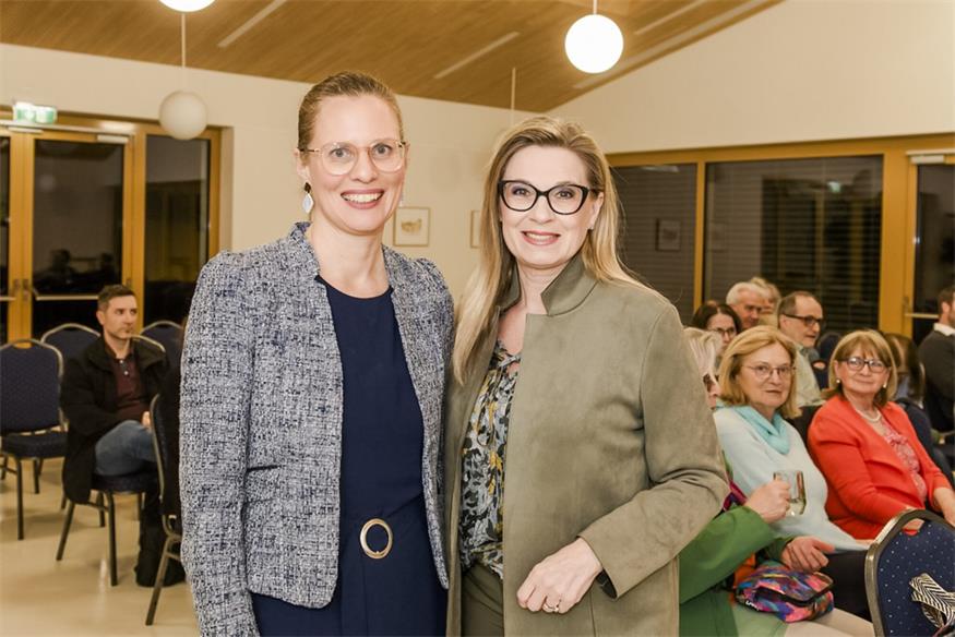 Freuten sich über die große Resonanz beim „Zukunftsfit“-Vortrag in Pöttelsdorf: Landeshauptmann-Stellvertreterin Anja Haider-Wallner mit der Klima- und Wetterexpertin Christa Kummer.