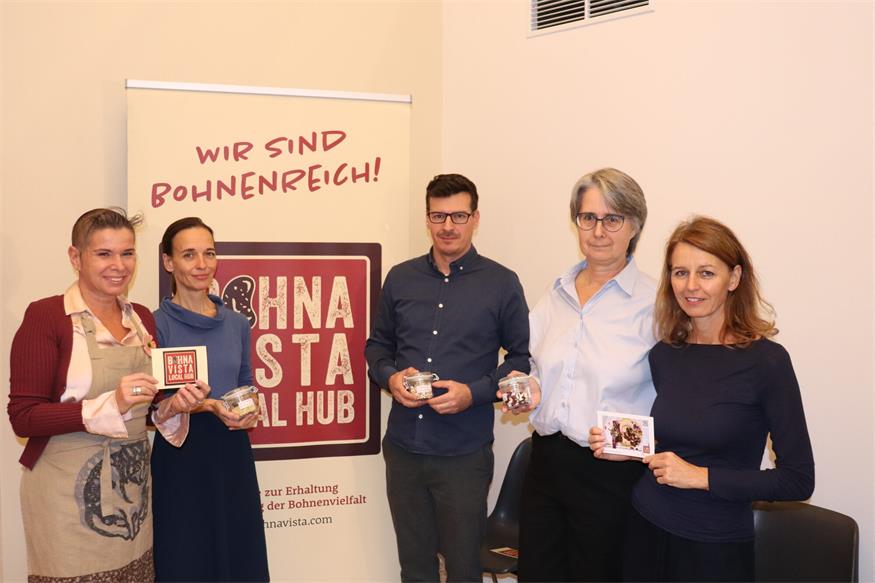 Freuten sich über eine restlos und randvoll gefüllte Stadtvilla bei ihren Vorträgen rund um die Bohne: „Kräuterhexe“ Uschi Zezelitsch, Kerstin Rohrer von Slow Food Burgenland, Roland Pöttschacher von Bohna Vista / Initiative Ponzichter, Michaela Arndorfer - ARCHE NOAH und Marion Mangeng - Slow Food Österreich.