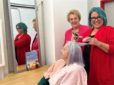Friseurmeisterin Andrea Fröhlich (re.) bietet ihre Dienste einmal im Monat für zwei Stunden an. 