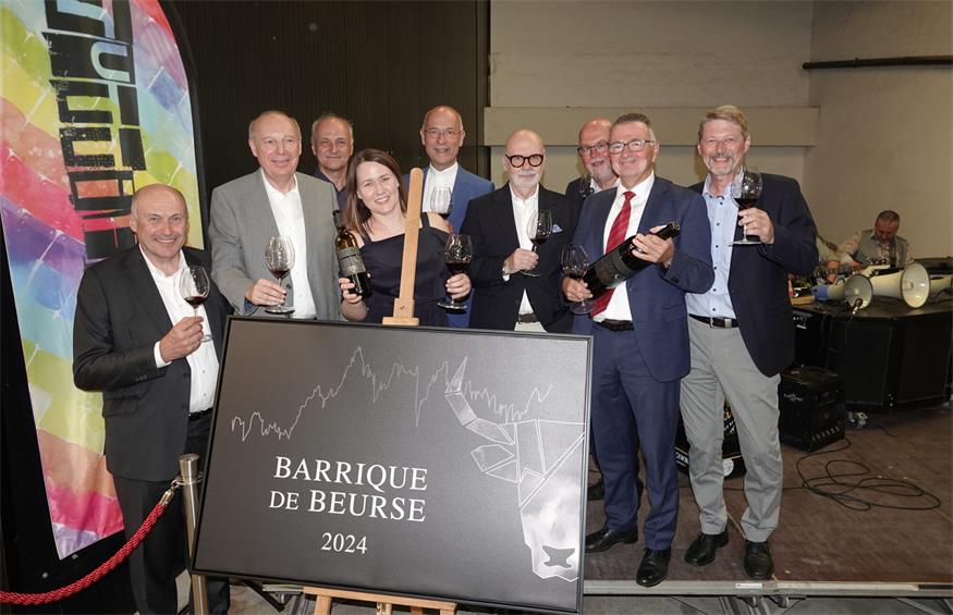 Fritz Galavics, Börsenmakler und „Barrique de Beurse“-Gründer Johann Wanovits, Helmut Kaufmann, Winzerin & Gastgeberin Lisa Kölly-Pfneisl, Dompfarrer Toni Faber, Christian Muuss, Alfred Schestag, Robert Kliesspiess und Peter Renner stießen auf den Börsenwein 2024 an.