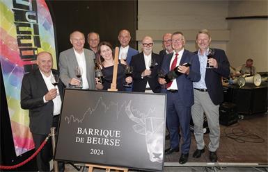 Fritz Galavics, Börsenmakler und „Barrique de Beurse“-Gründer Johann Wanovits, Helmut Kaufmann, Winzerin & Gastgeberin Lisa Kölly-Pfneisl, Dompfarrer Toni Faber, Christian Muuss, Alfred Schestag, Robert Kliesspiess und Peter Renner stießen auf den Börsenwein 2024 an.