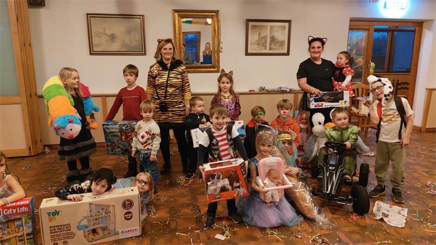 Fröhliche Gewinner: Die Tombola ist jedes Jahr ein Höhepunkt beim Neusiedler Kinderfasching.