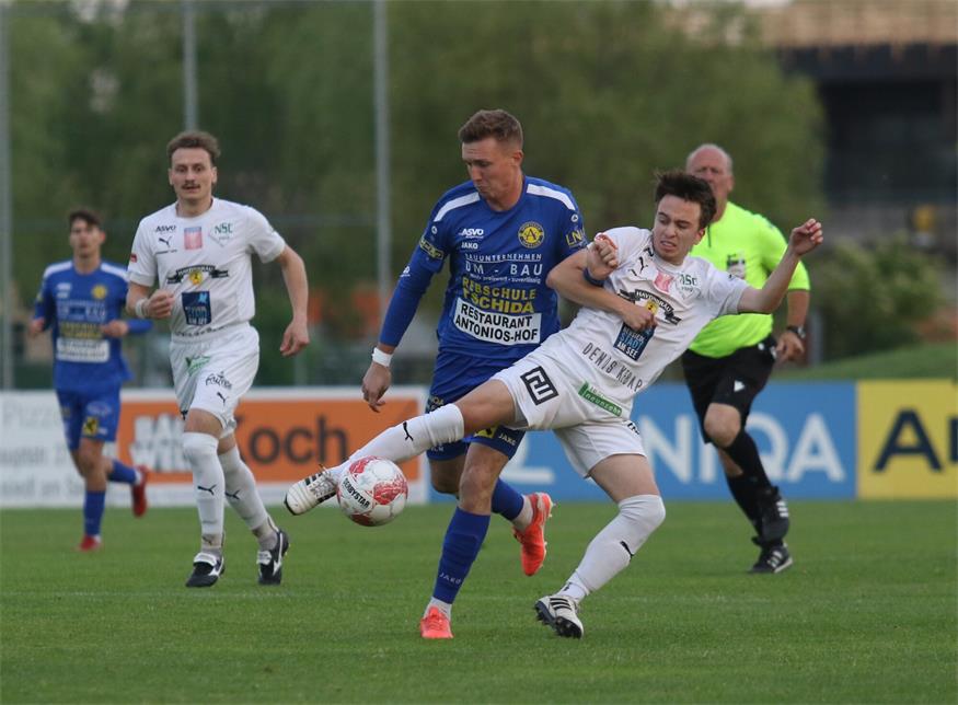 Führung vergeigt! Benen Mcgirr (r.) und seine NSC Juniors führten gegen Apetlon (l. Zsolt Szücs) schon mit 2:0, am Ende hieß es aber 2:2.