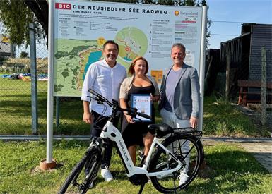 Fünf Sterne. Gerd Obojkovits (Baudirektion Burgenland), Angela Göschl (Radbeauftragte TVB Nordburgenland) und Patrik Hierner (GF TVB Nordburgenland) präsentieren stolz die Zertifizierung des Neusiedler See - Radweges.