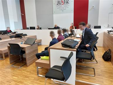 Fünf junge Männer im Alter von 16 bis 18 Jahren mussten sich vor Gericht verantworten.