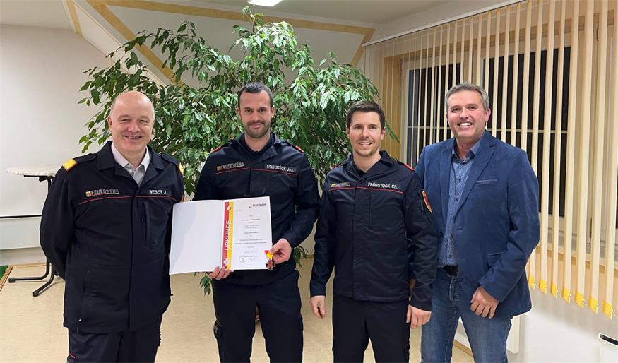 Für 20 Jahre Tätigkeit bei der Feuerwehr wurde Joachim Frühstück (2.v.l.) von Abschnittskommandant Josef Weber, Kommandantstellvertreter Christoph Frühstück und Bürgermeister Ewald Bürger ausgezeichnet.