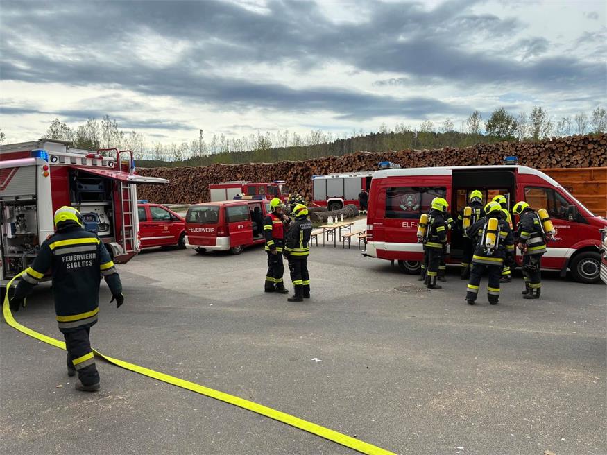 Für Brandeinsätze bei FunderMax bestens vorbereitet: Feuerwehren übten.
