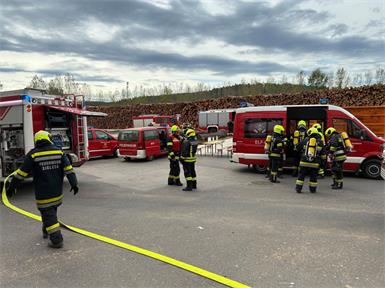 Für Brandeinsätze bei FunderMax bestens vorbereitet: Feuerwehren übten.