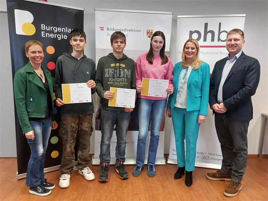 Für das Gymnasium "Franz Liszt" Oberpullendorf starteten Aleister Ferriman, Arthur Rupp und Olivia Maurer - im Bild mit Professorin Karin Gregorich, die als Jurorin für Russisch fungierte, Landesrätin Daniela Winkler und Michael Hirschler (Juror für Latein).