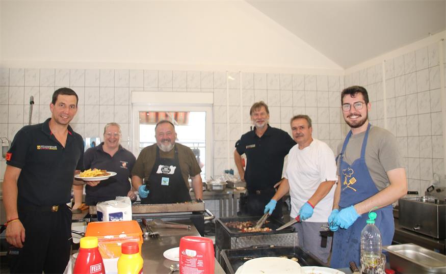 Für den Nachschub an kulinarischen Köstlichkeiten standen Andreas Schlögl, Carmen Weber-Schuh, Erich Grosinger, Friedrich Manhall, Peter Weber und Raphael Morth im Einsatz.