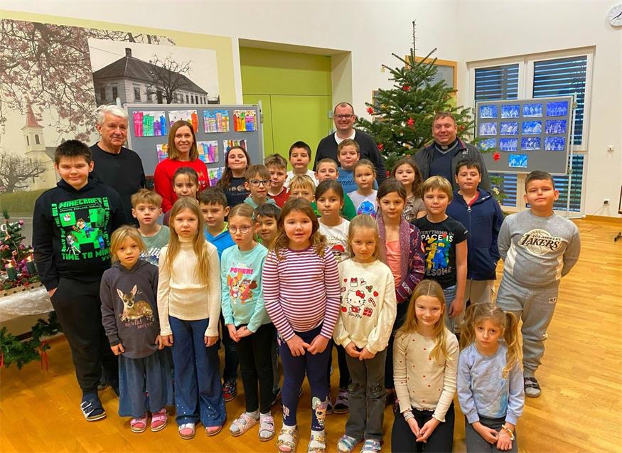 Für die Kinder war der Besuch der Priester eine willkommene Abwechslung im gewohnten Ablauf.