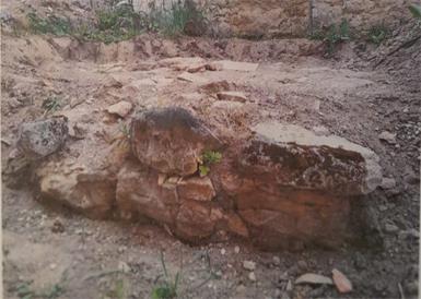Fund. Bei Grabungsarbeiten im Garten entdeckte der Stotzinger Chronist Rudolf Krauscher Überreste einer vermutlich aus dem Mittelalter stammenden Mauer sowie Steinplatten und weitere Fundstücke.