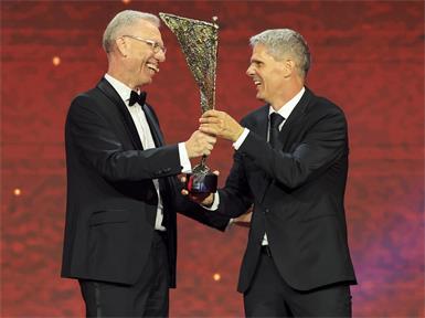 Fußball-Legenden unter sich: Peter Stöger (l.) überreichte Didi Kühbauer die Trophäe. Der LASK-Chefcoach wurde als Trainer des Jahres ausgezeichnet. Sein Team wurde zudem Mannschaft des Jahres. 