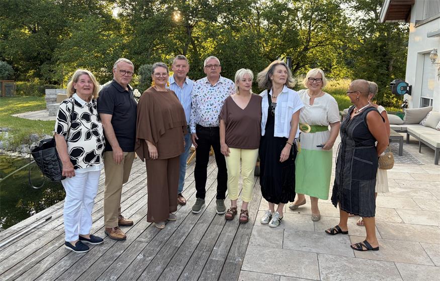 Gabi Pazmann, LH a.D. Hans Niessl, Uschi Piller, Hansi Rozsenich, Gastgeber Jochen und Liane Barilits, Ulli Tschach, Helga Ludwig, Kunden Doris Bauhofer und Isabell Edelmann (v.l.).
