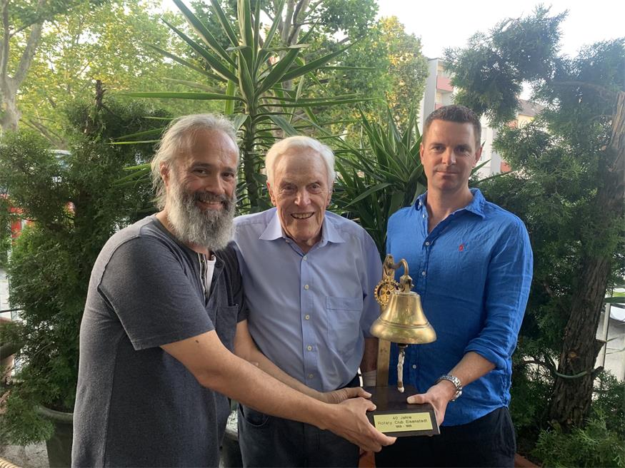 Gabriel Guillen (li.) übergab im Beisein des langjährigen Mitglieds Georg Schreiber die symbolische Rotary-Glocke an den neuen Präsidenten Patrick Schmidlechner (re.).