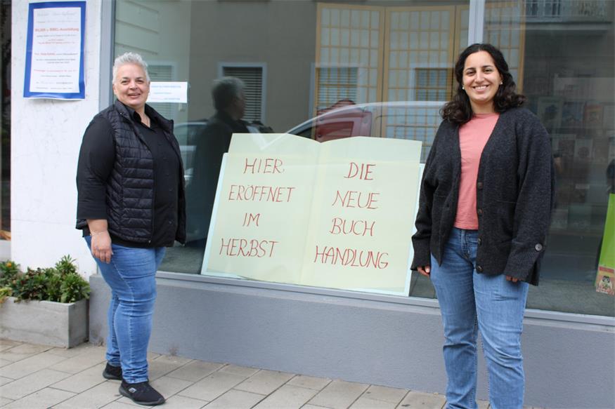 Gabrielle Zonsits und Sarah Schüssler eröffnen zusammen eine Buchhandlung in der Hauptstraße.