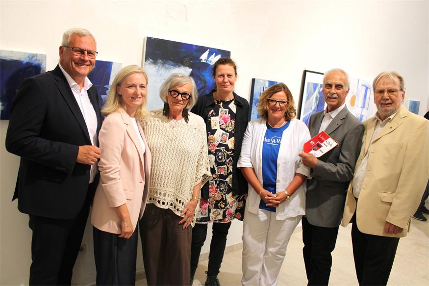Gäste und Akteurinnen bei der Vernissage (v.l.): Bürgermeister Thomas Steiner, Landtagsabgeordnete Rita Stenger, Künstlerin Sylvia Galos, Kuratorin Gabriele Baumgartner, Eva Maria Freitag von „Make-A-Wish“, Helmut Koch und Präsident Hans-Joachim Schütz vom Lions Club Eisenstadt.