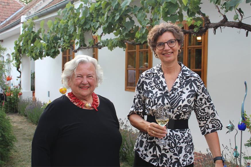 Galeristin Trudica Domnanovich eröffnete mit Künstlerin Sonja Melchart-Ledl die Ausstellung „Ansichten“, die bis Ende August in Großwarasdorf zu sehen ist.