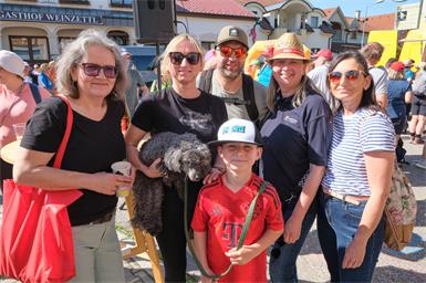 Ganze 800 Teilnehmer wurden heute bei der Großen Burgenland Tour in Apetlon gezählt. Mit dabei auch Bürgermeisterin Silvia Pitzl (2.v.r.)