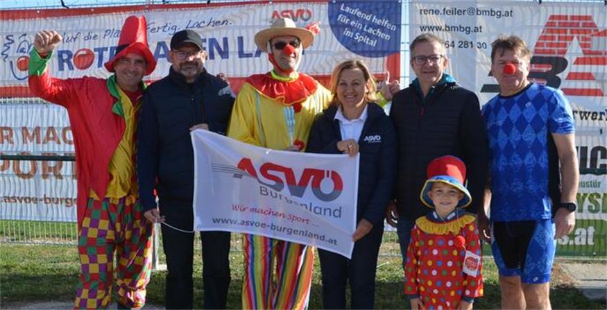 Gastgeber. Laufimpuls-Obmann René Feiler mit Mario Schummi, Peter Eibl, Bettina Zentgraf, Thomas Schmid, Gerhard Kusmitsch (v.l.) sowie Theo (vorne).