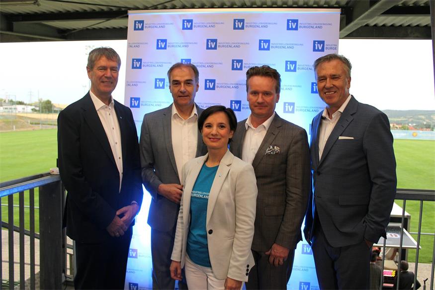 Gastgeber und Gäste beim Sommerfest. IV-Burgenland´-Präsident Christian Strasser, Wirtschaftslandesrat Leonhard Schneemann, IV-Geschäftsführerin Aniko Benkö, Georg Knill, Präsident der Industriellenvereinigung Österreich, und Christian Jauk, Präsident des SK Sturm Graz und CEO der Bank Burgenland (v.l.).