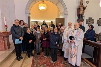 Geburtstagskind Monsignore Dr. Franz Hillinger (2. v. r.) mit dem Chor Cantate nova sowie Pfarrer Erwin Schügerl bei der Cäcilienmesse am Sonntag. Die Pfarre Neudörfl wünscht Pfarrer Hillinger weiterhin viel Gesundheit und Gottes Segen. 