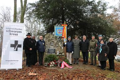 Gedenkveranstaltung. Organisatoren, Mitwirkende und Helfer bei der Enthüllung der Gedenkstafel und der Kranz-Niederlage.