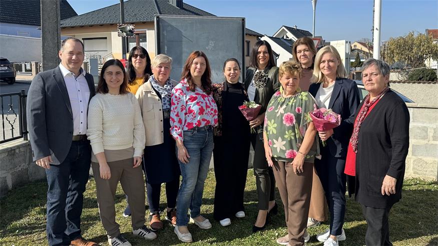Gefeiert. SPÖ-Frauen St. Margarethen-Vorsitzende Manuela Meiböck (5.v.l.) und ihr Team freuten sich über den Besuch von Vizebürgermeister Jürgen Jakob sowie Landesvorsitzender Astrid Eisenkopf (5.v.r.) und Bezirksfrauenvorsitzender Rita Stenger (2.v.r.) beim traditionellen Frauenfrühstück in St. Margarethen.