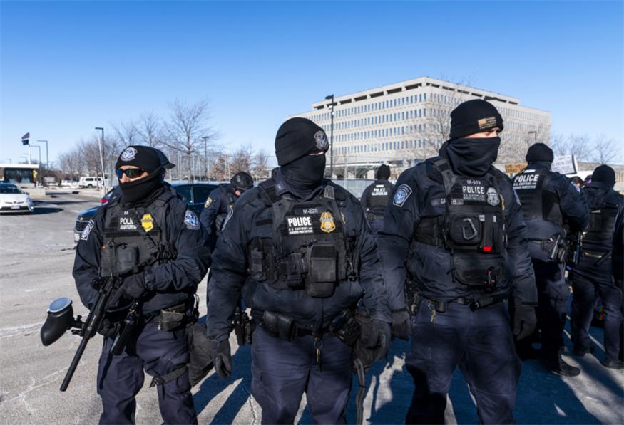 Gegen das Vorgehen der ICE-Beamten wird demonstriert