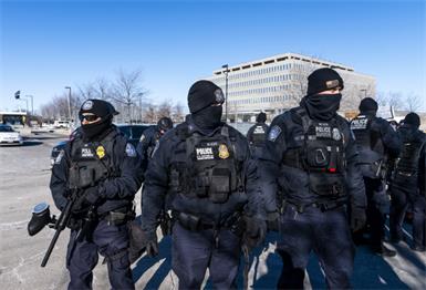 Gegen das Vorgehen der ICE-Beamten wird demonstriert