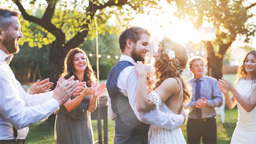Geheiratet werden darf an vielen Orten, in privaten Gärten jedoch nicht in allen Gemeinden.
